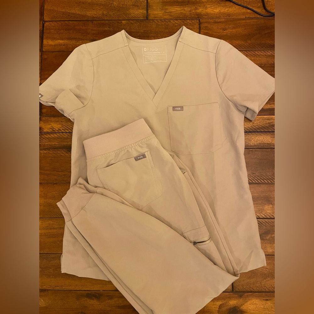 Figs S One-Pocket Top and Zamora Joggers (Color Slate)